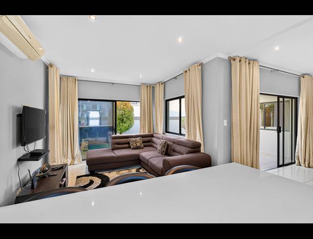 4 BEDROOM HOUSE FOR SALE IN LONEHILL